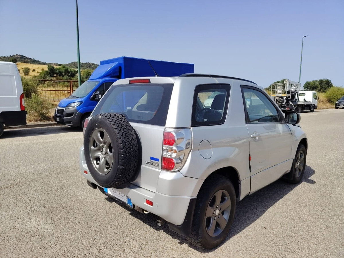Suzuki Grand Vitara 1.9 DDiS 3 porte Offroad (4)