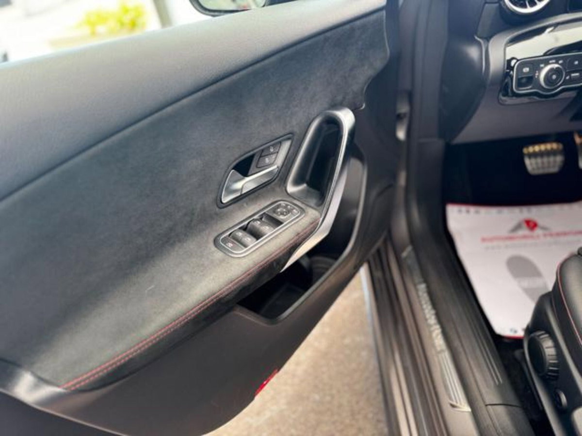 Mercedes-Benz Classe A Sedan 180 d Automatic 4p. Premium (19)