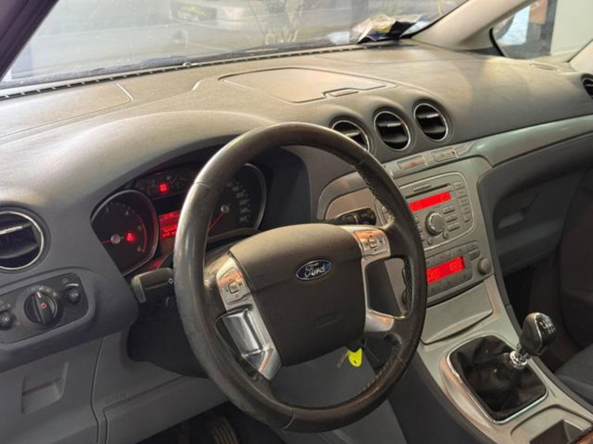 Ford Galaxy 2.0 TDCi 140 CV Ghia (14)