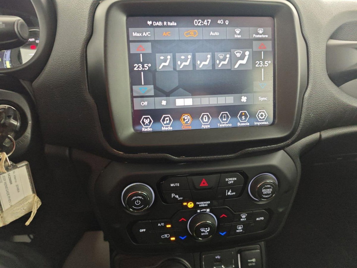 Jeep Renegade 1.3 T4 190CV PHEV 4xe AT6 Business Plus (16)