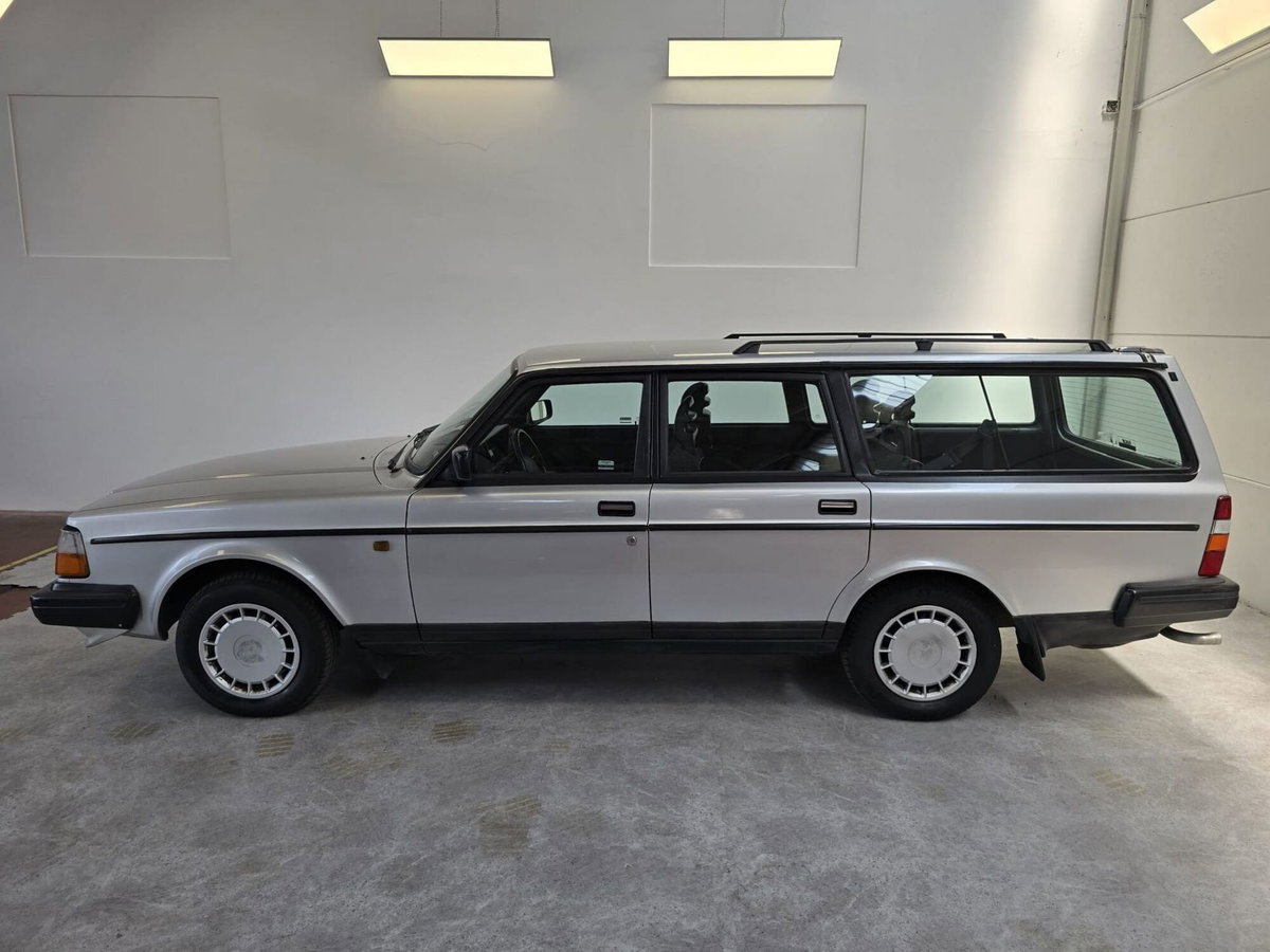 Volvo 240 Station Wagon Station Wagon Polar (4)