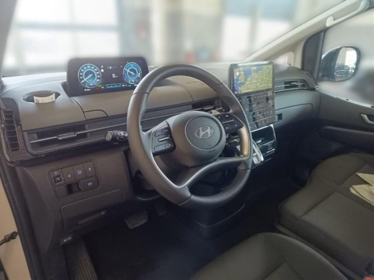 Hyundai Staria 1.6 hev 2wd auto (8)