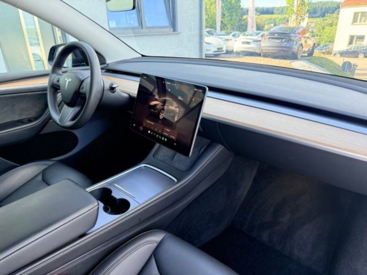 Tesla Model Y rwd (10)