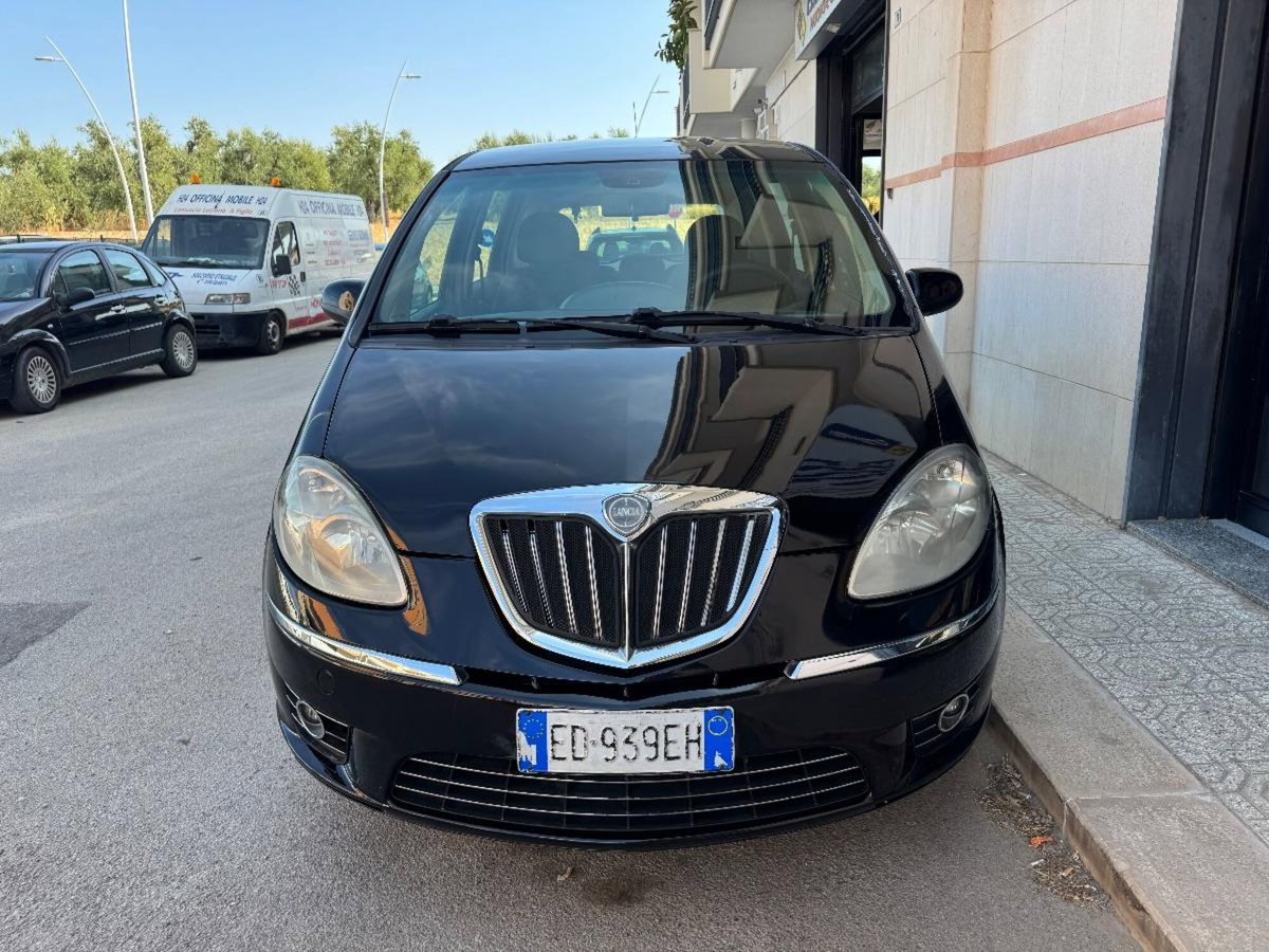 Lancia Musa 1.3 Mjt 16V 95 CV DPF Oro (2)