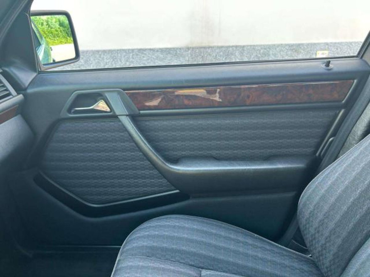Mercedes-Benz Classe E 200 Executive (11)