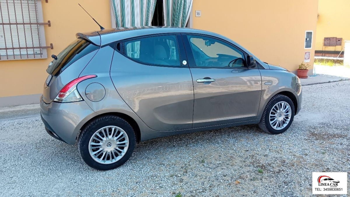 Lancia Ypsilon 1.2 69 CV 5 porte GPL Ecochic Alberta Ferretti (4)