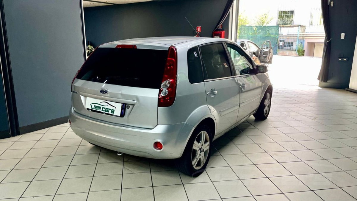 Ford Fiesta 1.2 16V 5p. Ghia (4)