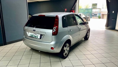 Ford Fiesta 1.2 16V 5p. Ghia (4)