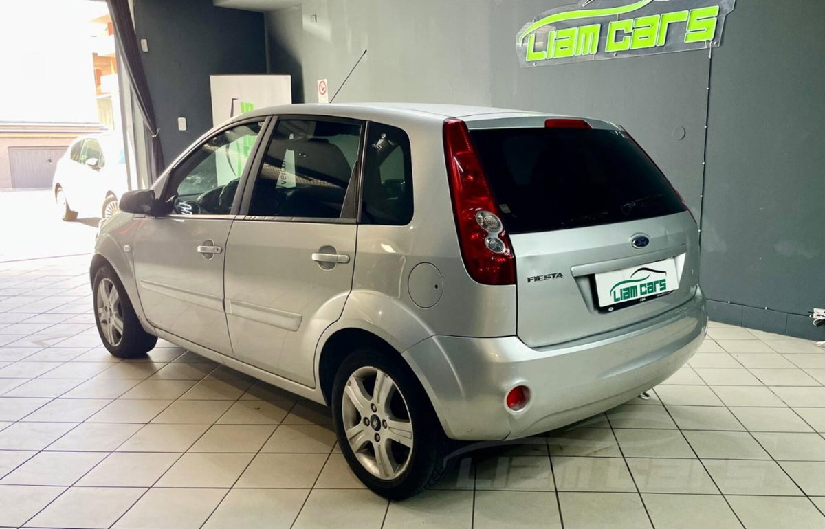 Ford Fiesta 1.2 16V 5p. Ghia (6)
