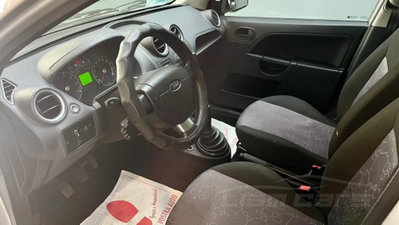 Ford Fiesta 1.2 16V 5p. Ghia (7)