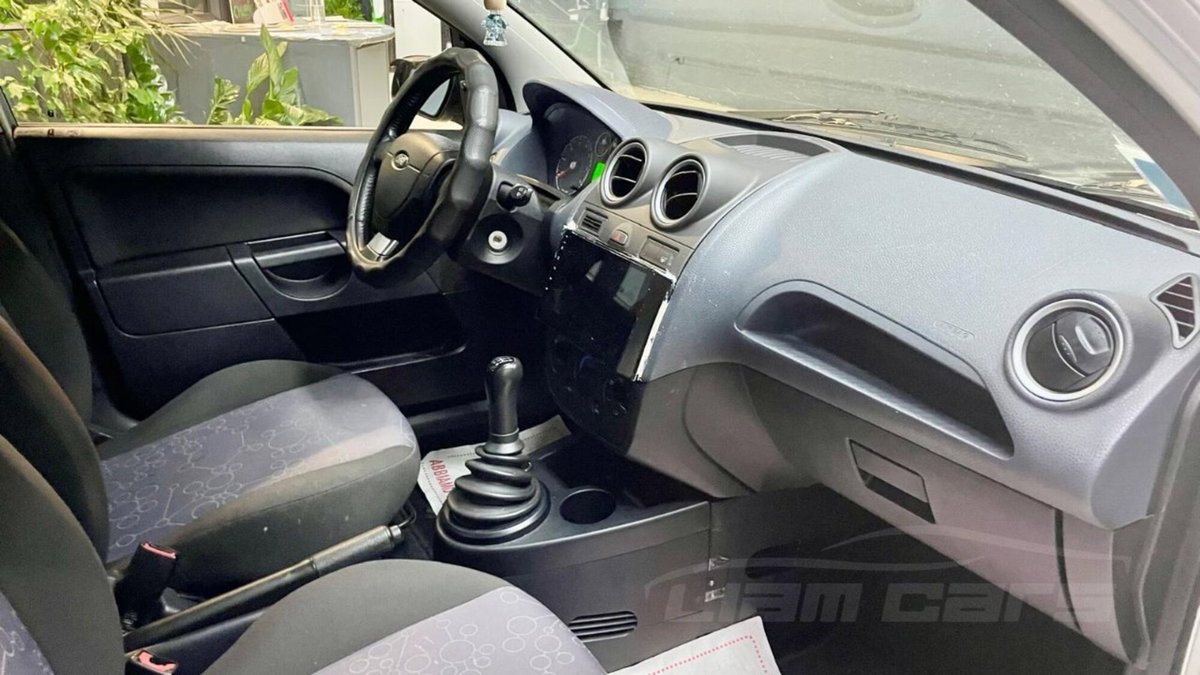 Ford Fiesta 1.2 16V 5p. Ghia (9)