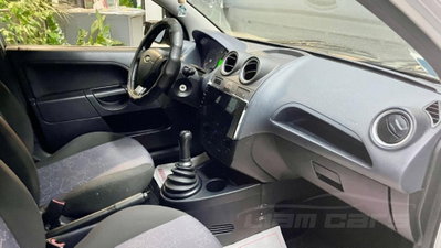 Ford Fiesta 1.2 16V 5p. Ghia (9)
