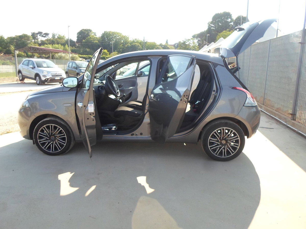 Lancia Ypsilon 1.0 FireFly 5 porte S&S Hybrid Gold Plus (10)