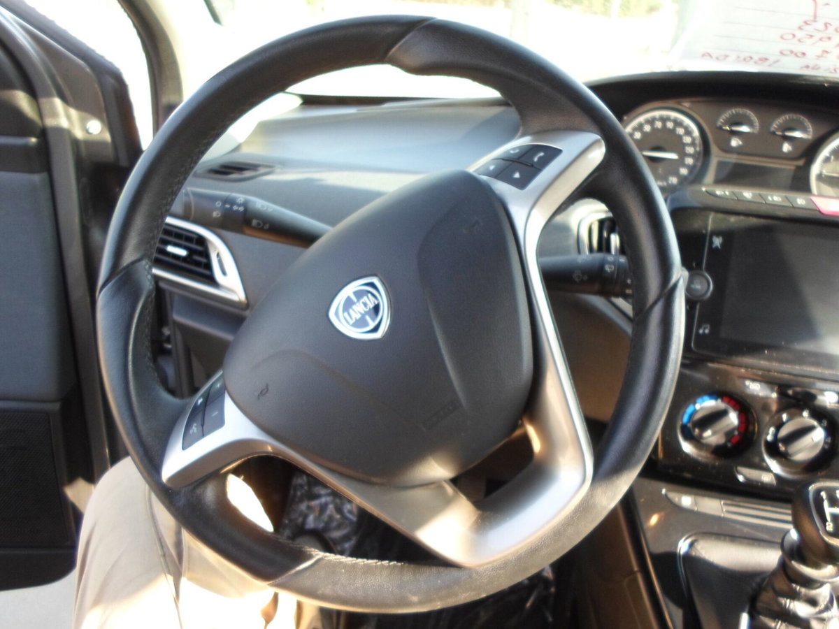 Lancia Ypsilon 1.0 FireFly 5 porte S&S Hybrid Gold Plus (17)