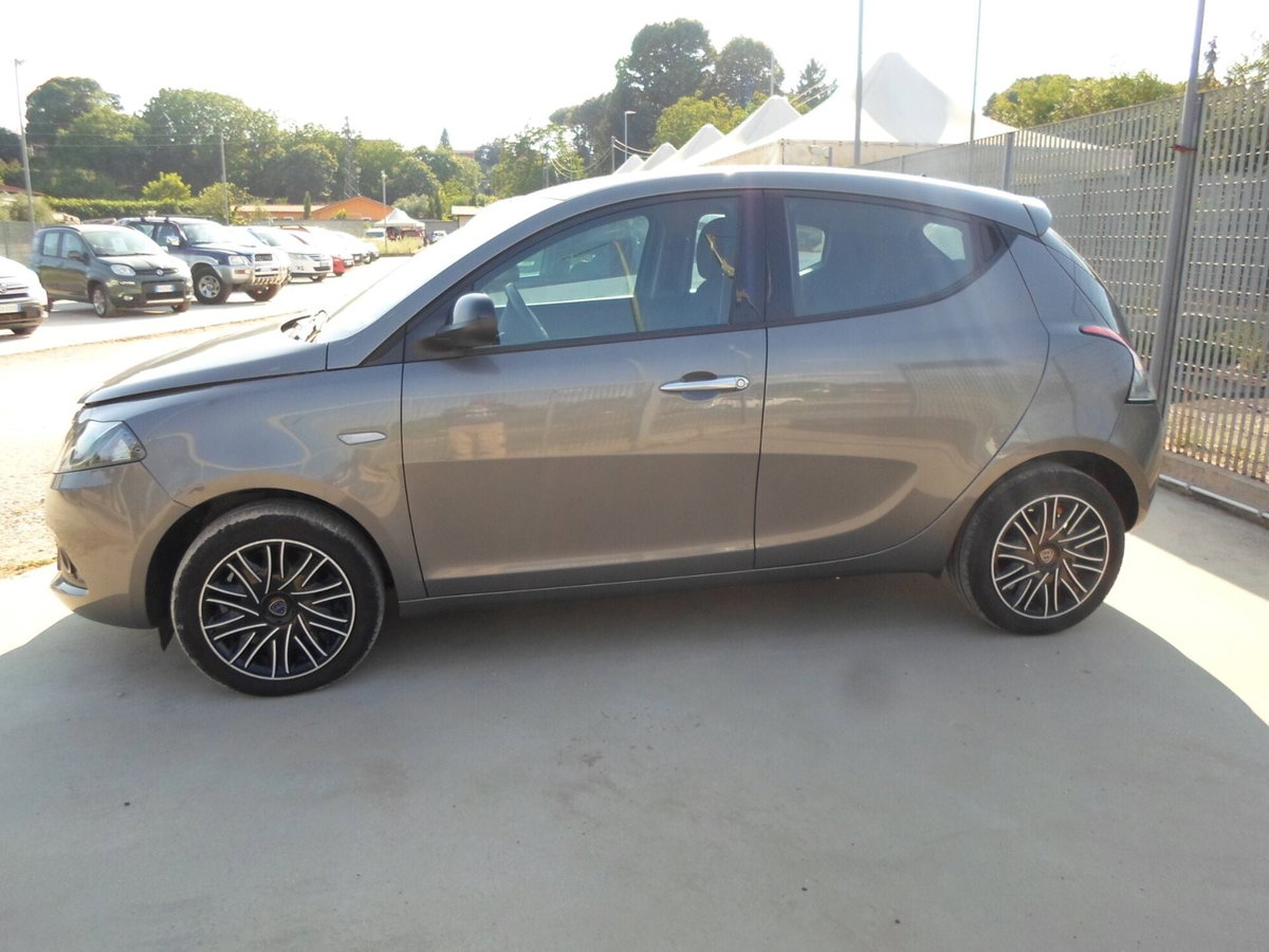 Lancia Ypsilon 1.0 FireFly 5 porte S&S Hybrid Gold Plus (4)