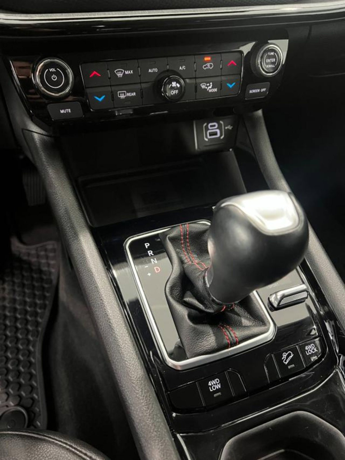 Jeep Compass 1.3 T4 240CV PHEV AT6 4xe Trailhawk (14)