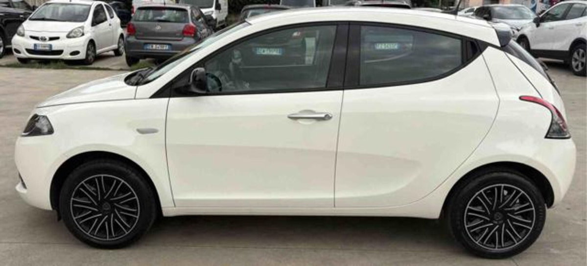 Lancia Ypsilon 1.0 FireFly 5 porte S&S Hybrid Gold Plus (2)