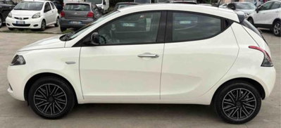 Lancia Ypsilon 1.0 FireFly 5 porte S&S Hybrid Gold Plus (2)