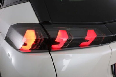 Peugeot 2008 BlueHDi 130 S&S EAT8 Allure Pack (10)