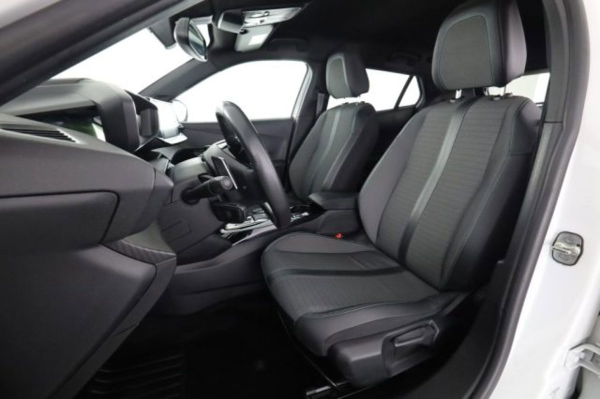 Peugeot 2008 BlueHDi 130 S&S EAT8 Allure Pack (2)