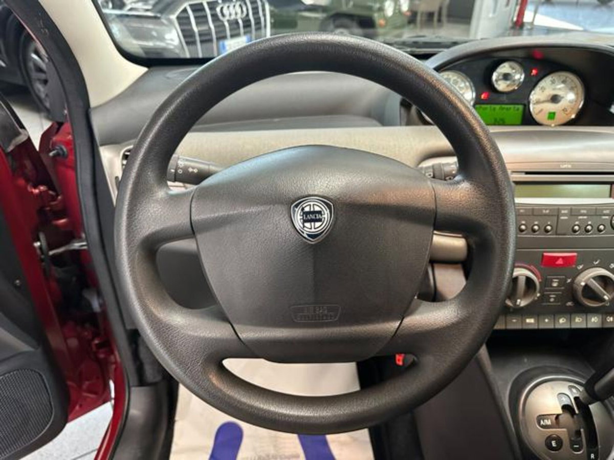 Lancia Ypsilon 1.4 16V Oro (17)