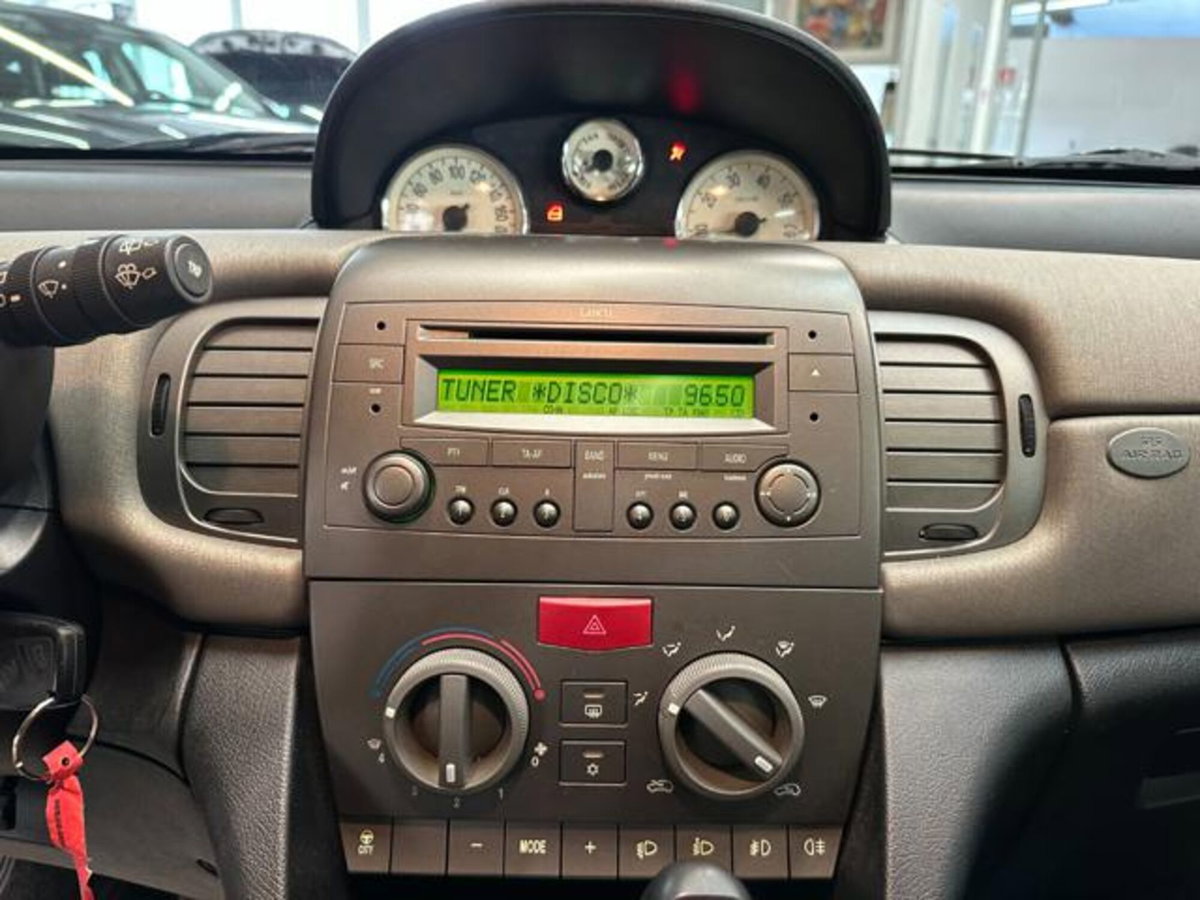 Lancia Ypsilon 1.4 16V Oro (18)