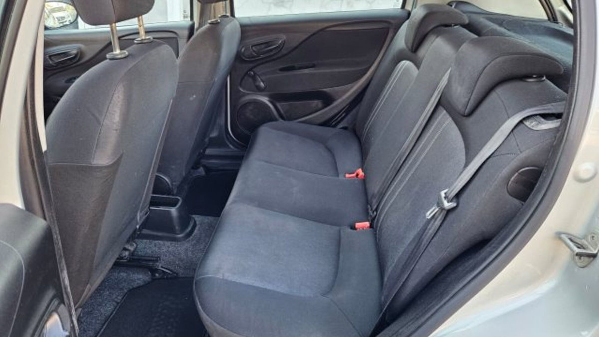 Fiat Punto 1.2 8V 5 porte Street (9)