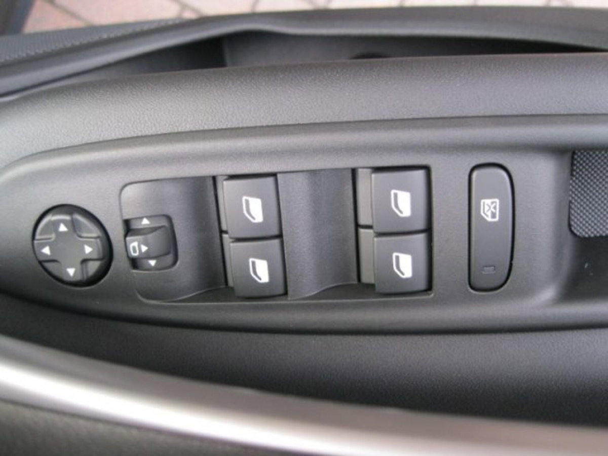 Jeep Avenger 1.2 turbo Summit fwd 100cv (12)