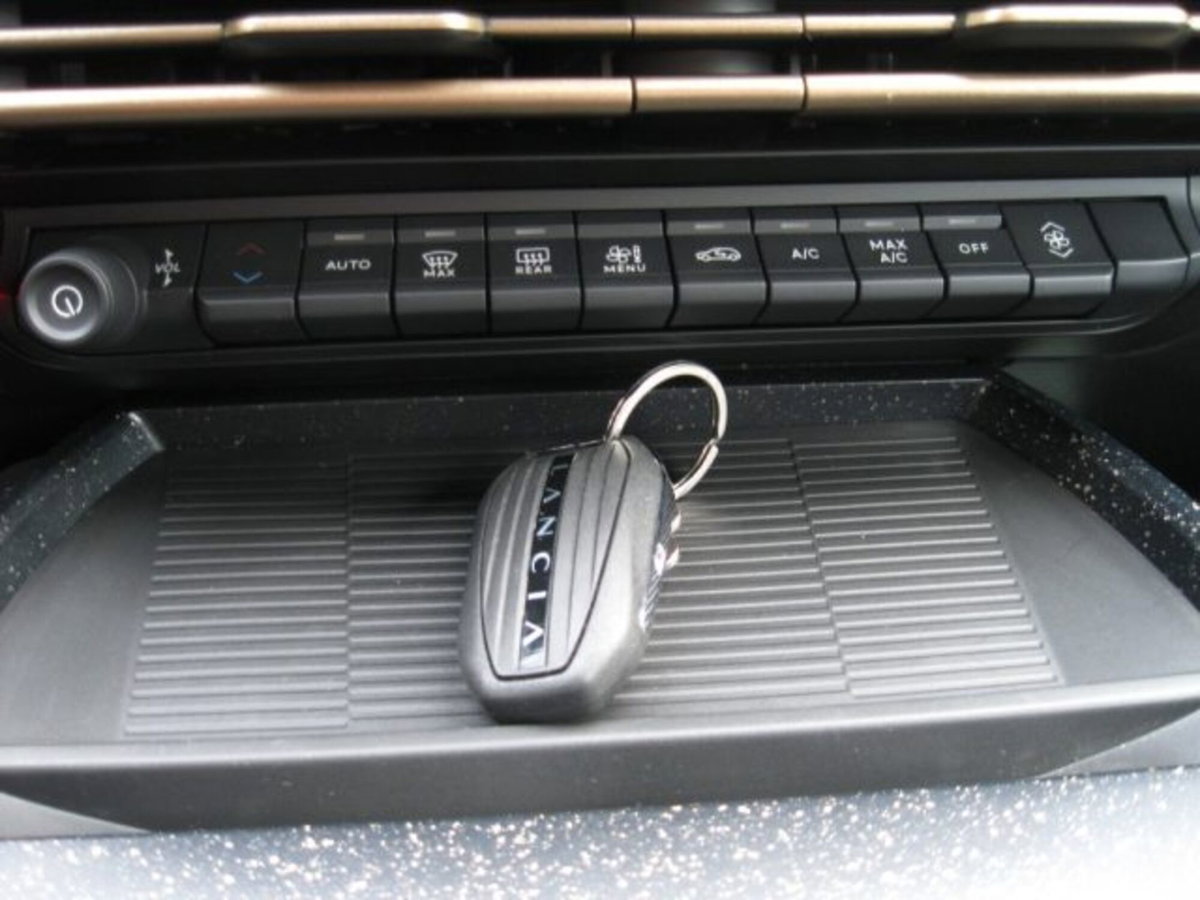 Lancia Ypsilon 1.2 mhev Edizione Limitata Cassina e-dct (18)