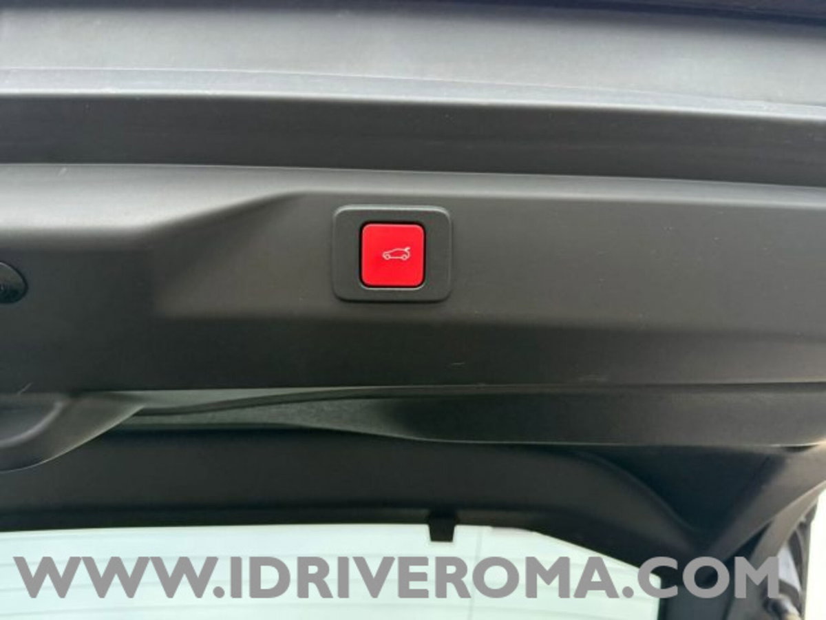 Peugeot 3008 1.2 hybrid GT Exclusive 145cv e-dcs6 (8)