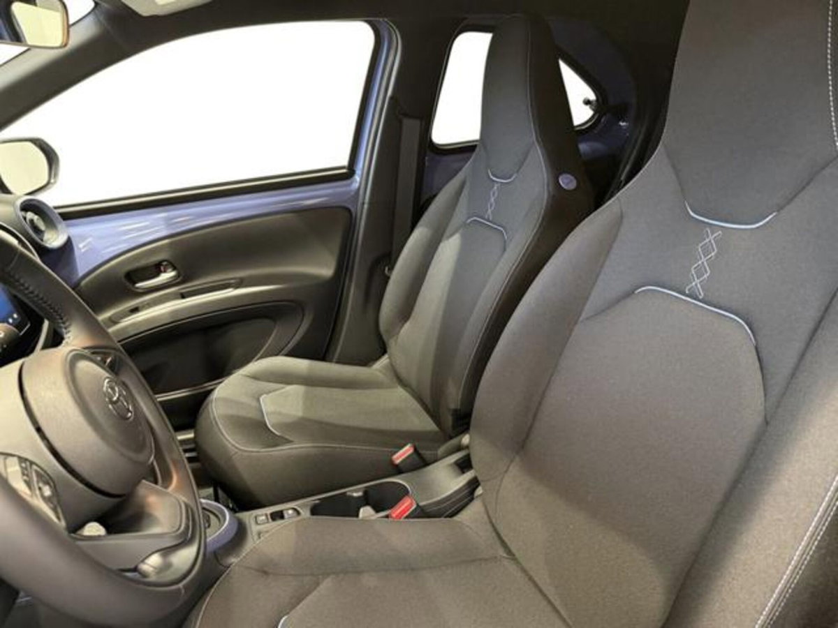 Toyota Aygo X 1.0 VVT-i 72 CV 5p. Undercover S-CVT (2)