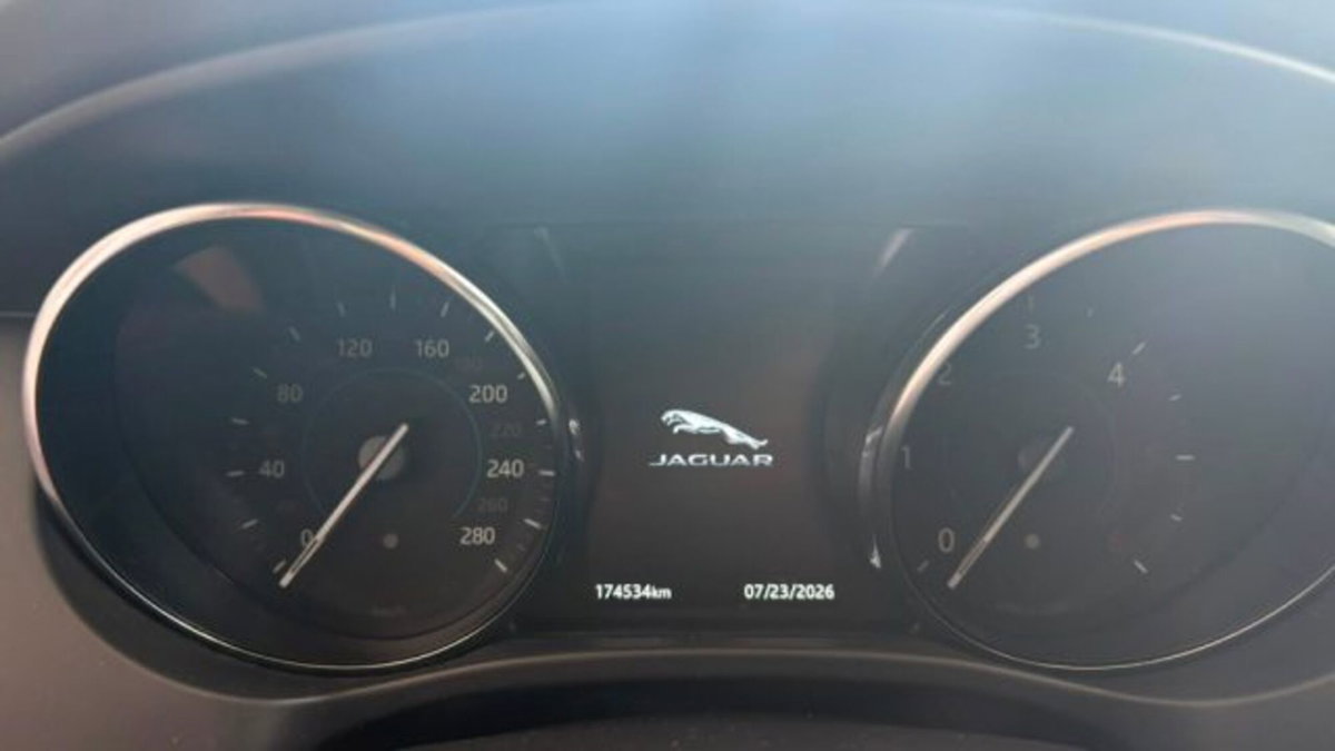 Jaguar F-Pace 2.0 D 180 CV Pure (10)
