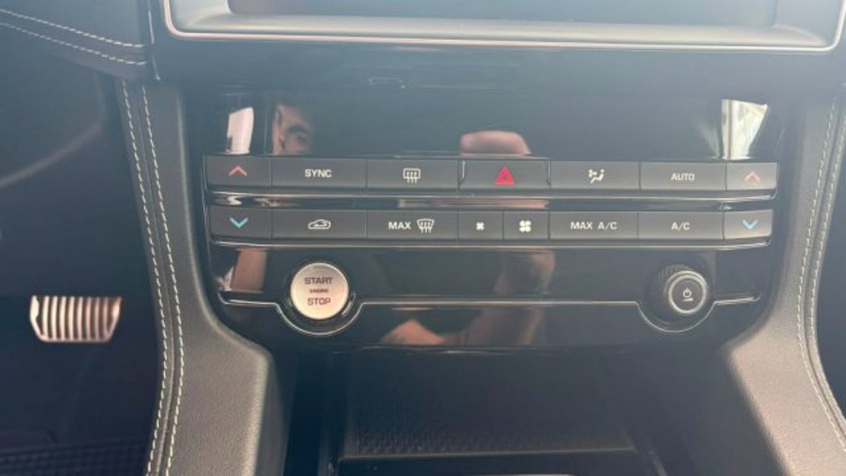 Jaguar F-Pace 2.0 D 180 CV Pure (14)