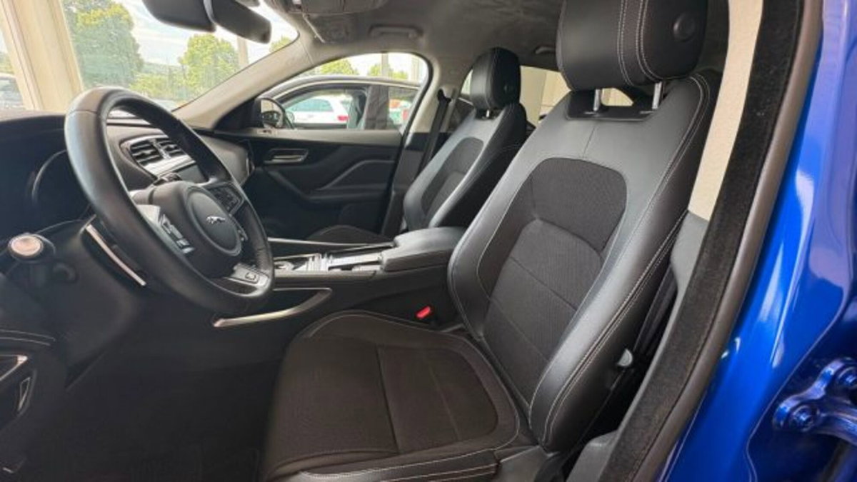 Jaguar F-Pace 2.0 D 180 CV Pure (9)