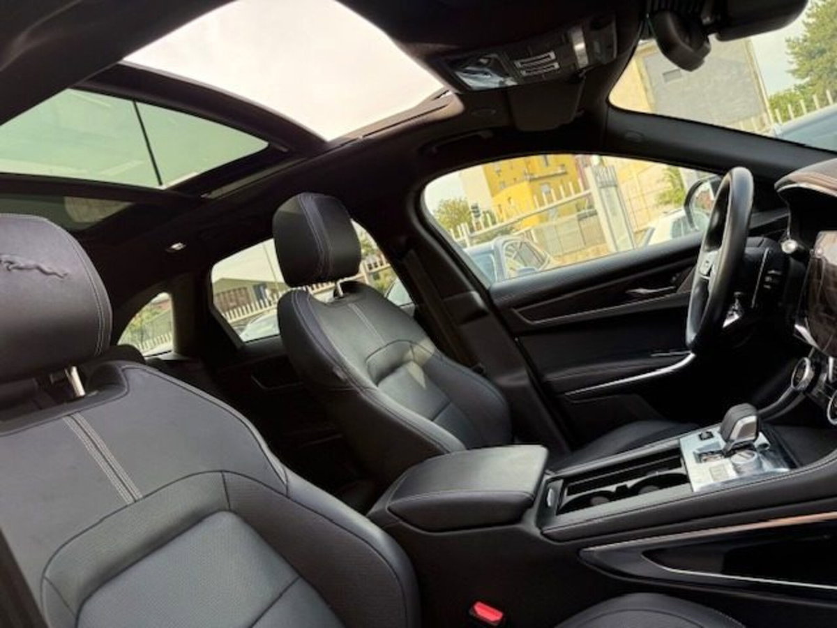 Jaguar F-Pace 2.0 250 CV AWD aut. R-Dynamic Black (11)