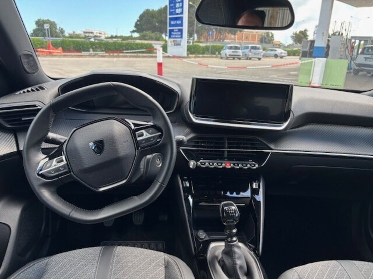 Peugeot 2008 1.2 turbo Allure 100cv (9)