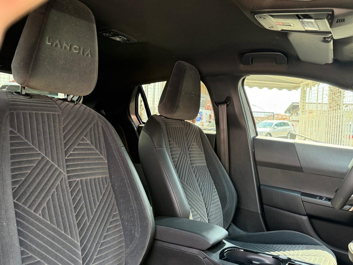 Lancia Ypsilon 1.2 mhev Edizione Limitata Cassina e-dct (11)