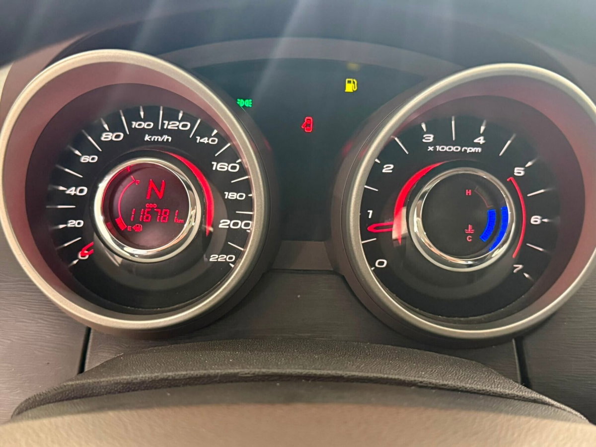 Mahindra XUV500 XUV500 2.2 16V FWD W8 (6)
