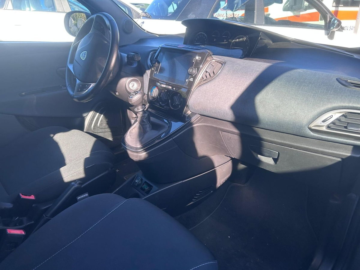 Lancia Ypsilon 1.0 FireFly 5 porte S&S Hybrid Ecochic A. Ferretti (6)