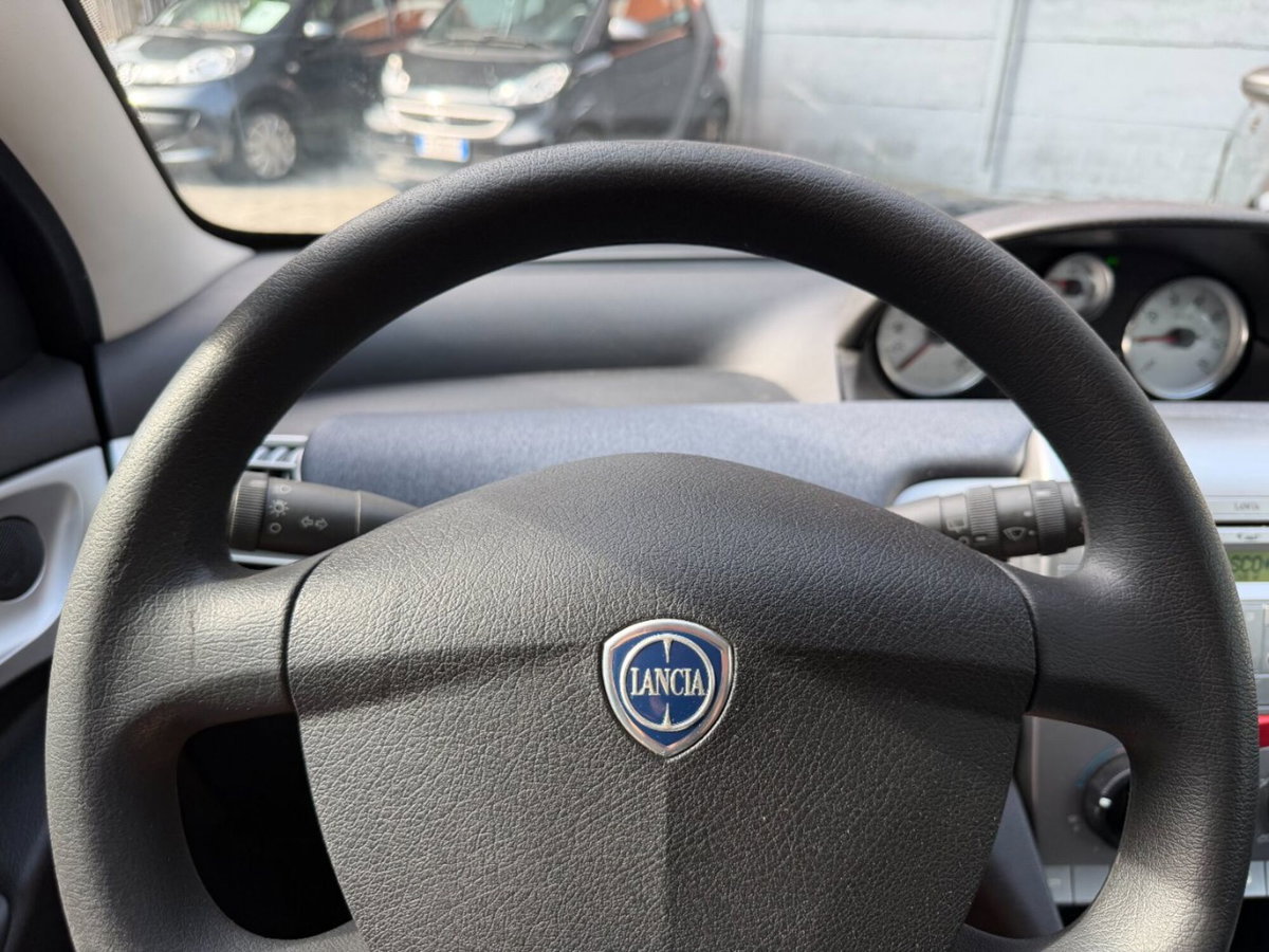 Lancia Ypsilon 1.2 New Oro (11)