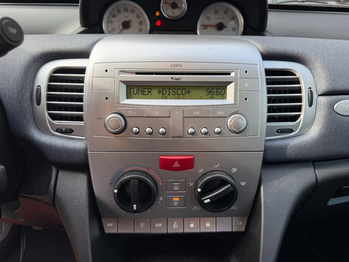 Lancia Ypsilon 1.2 New Oro (9)
