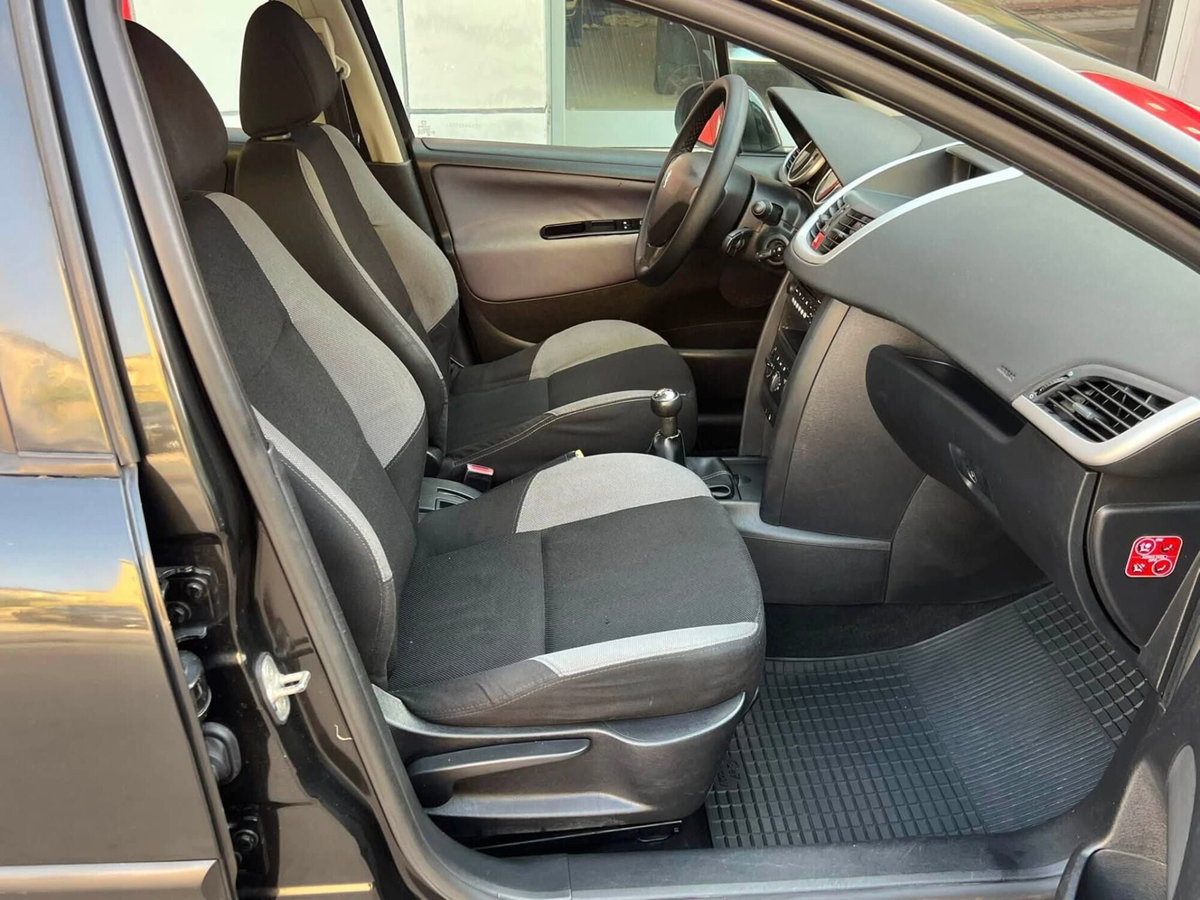 Peugeot 207 HDi 70CV 5p. ONE Line (13)