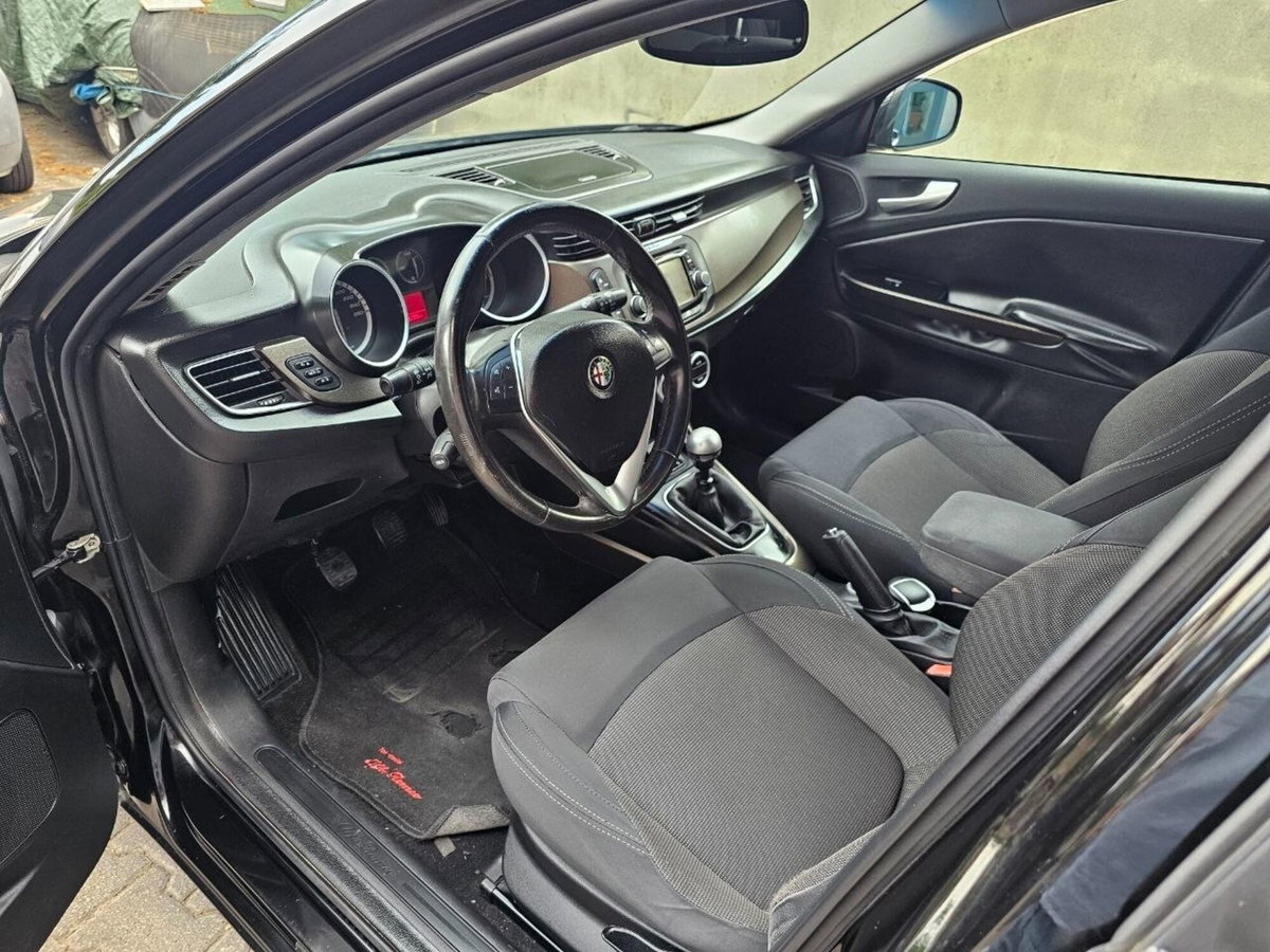 Alfa Romeo Giulietta 1.6 JTDm-2 Distinctive (6)