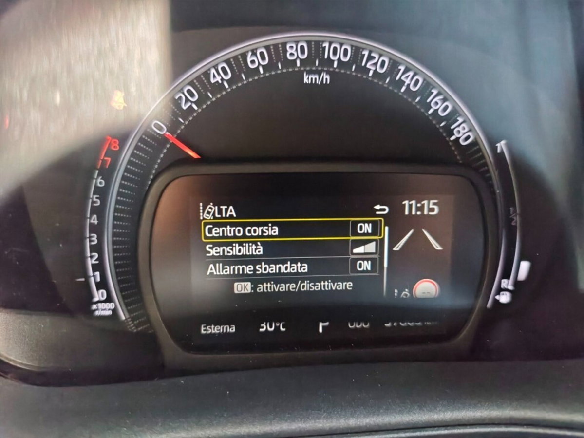 Toyota Aygo X 1.0 Lounge 72cv (13)