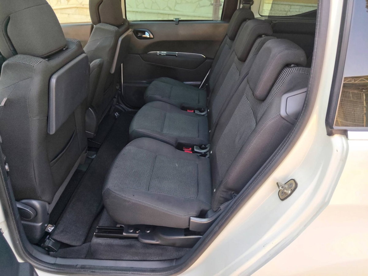 Peugeot 5008 2.0 HDi 163CV aut. Family (12)
