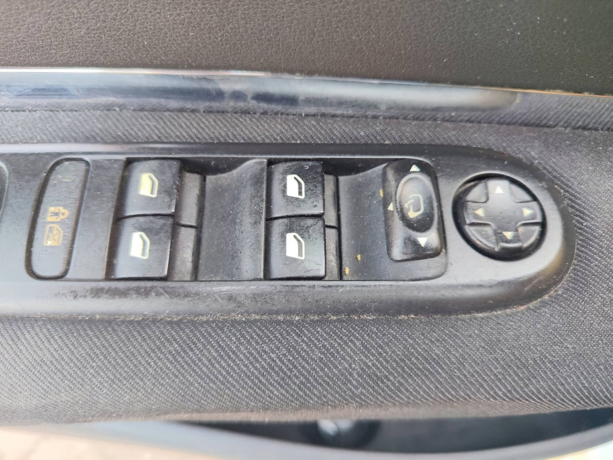Peugeot 5008 2.0 HDi 163CV aut. Family (8)