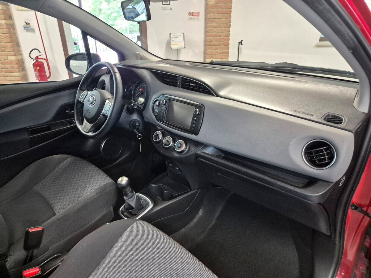 Toyota Yaris 1.0 5 porte Active (11)