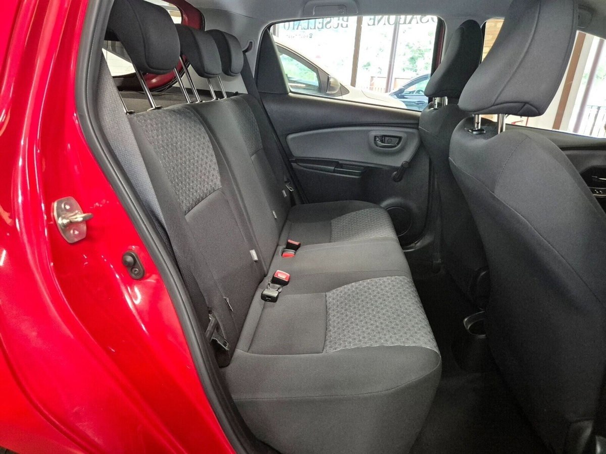 Toyota Yaris 1.0 5 porte Active (8)