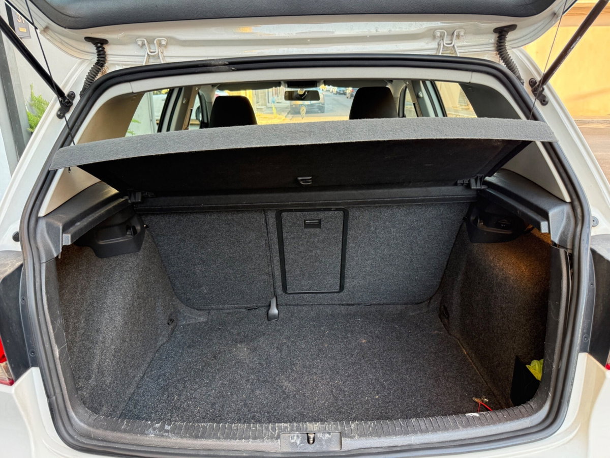 Volkswagen Golf 1.6 TDI DPF 5p. Comfortline (16)