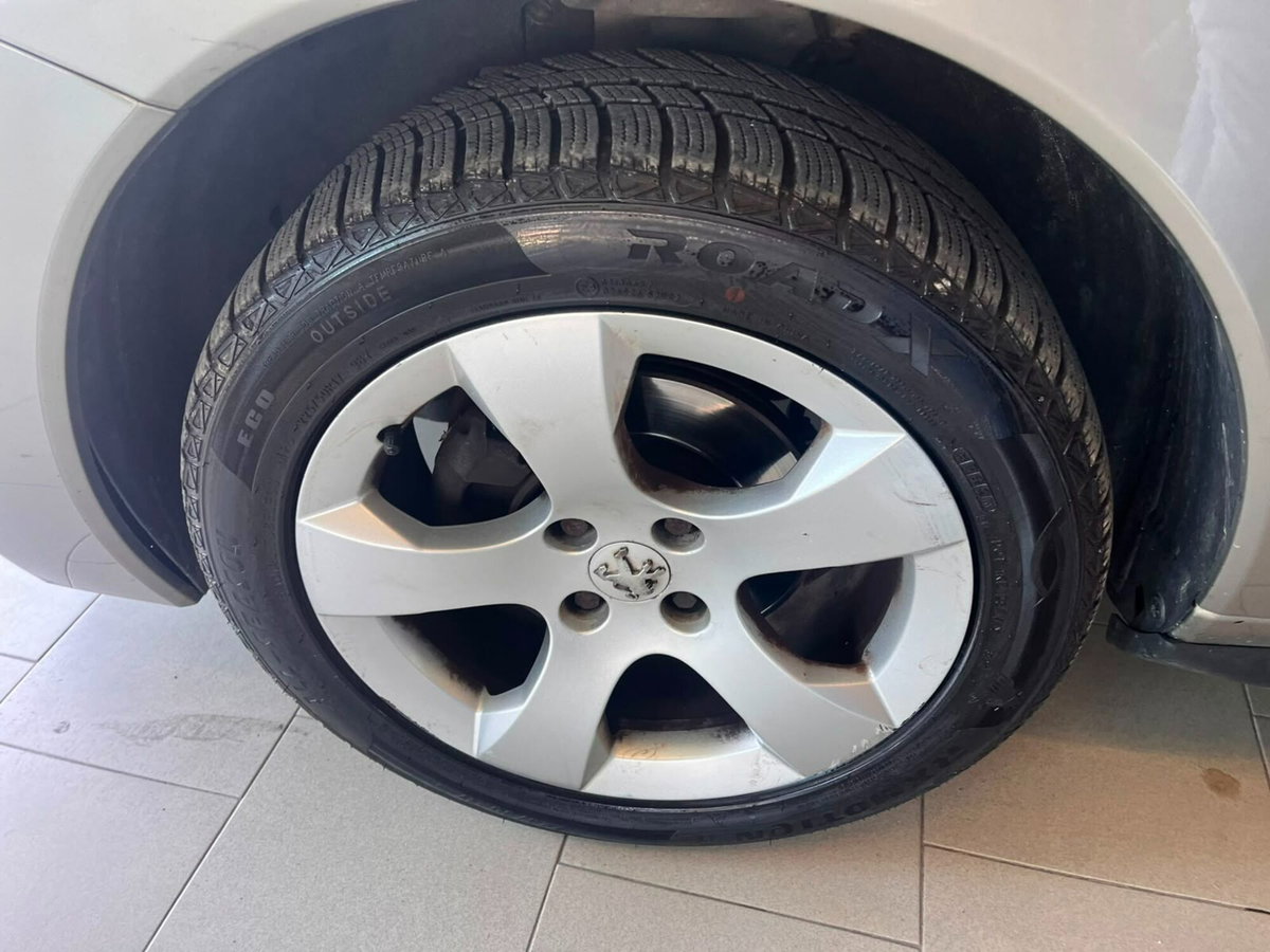 Peugeot 3008 1.6 HDi 110CV Business (12)